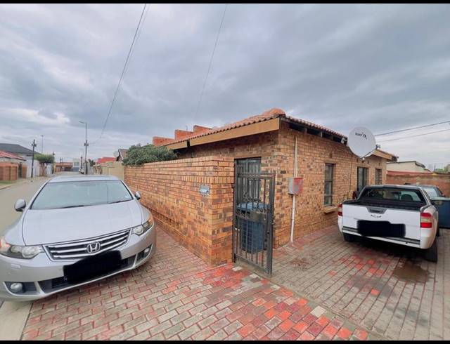 2 BEDROOM HOUSE FOR SALE IN PHIRI